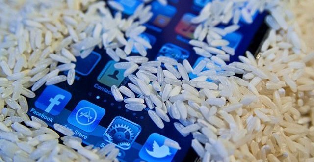 الأرز للعشاء وليس لتجفيف هاتفك من الماء