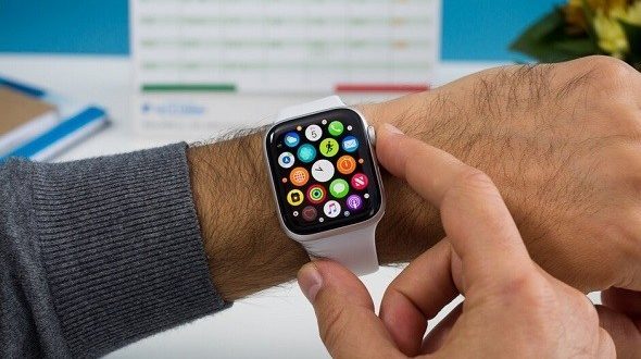 كيف تستطيع مشاركة موقعك مع الأصدقاء والعائلة عبر Apple Watch
