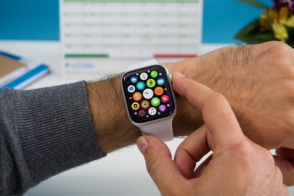 كيف تستطيع مشاركة موقعك مع الأصدقاء والعائلة عبر Apple Watch