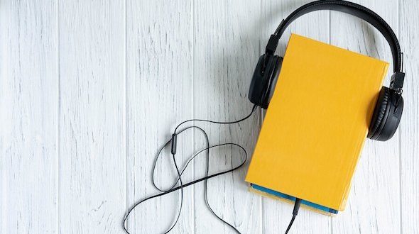 تريد القراءة لكن لا تجد الوقت؟ هذا دليلك لخدمات الكتب المسموعة