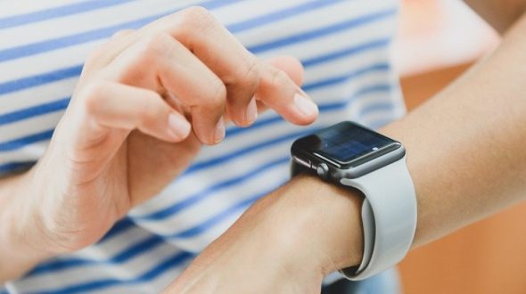 كيف تقوم بتحويل مكالمة أو رسالة أو بريد إلكتروني من ساعة أبل للآي-فون