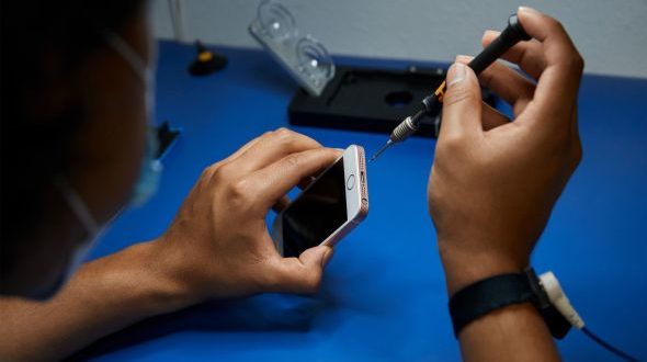 بايدن قد يُجبر أبل على قبول عملية إصلاح منتجاتها خارج متاجرها