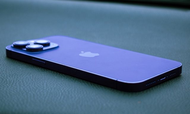 من iPhoneIslam.com، هاتف iPhone أزرق اللون يجلس فوق مقعد جلدي، ومن المتوقع أن يكون هناك 5 شائعات في سلسلة iPhone 15.