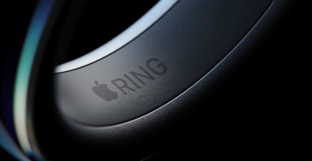 من iPhoneIslam.com، لقطة مقربة للخاتم الذكي من Apple، الذي يعرض تصميمه الأنيق وميزاته المتقدمة.