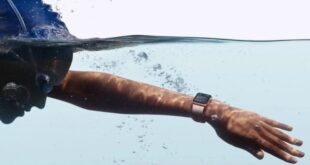 من iPhoneIslam.com، سباح يستخدم ساعة أبل أثناء السباحة تحت الماء، مع التركيز على الذراع والمشاهدة مع وجود فقاعات حولها.