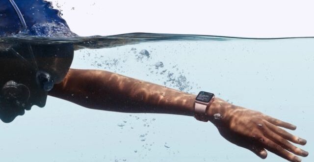 من iPhoneIslam.com، سباح يستخدم ساعة أبل أثناء السباحة تحت الماء، مع التركيز على الذراع والمشاهدة مع وجود فقاعات حولها.