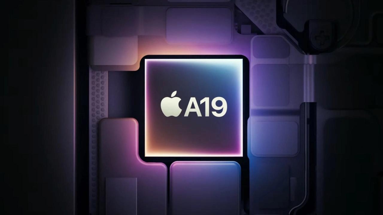 من iPhoneIslam.com، شريحة دقيقة متوهجة تحمل شعار Apple والنص "A19" في المنتصف، على خلفية دائرة مستقبلية - مما يشير إلى القوة الكامنة وراء آي فون 17 وأحد الأسباب المنتظرة لجهاز iPhone القادم.