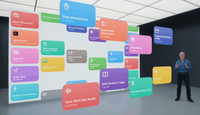 من iPhoneIslam.com، يقف مقدم العرض أمام الشاشة ويعرض بطاقات ملونة للمهام الرقمية مثل التذكيرات والمذكرات الصوتية وإنشاء صور GIF، ويقدم ملخصًا أسبوعيًا يتضمن آخر الأخبار التقنية.