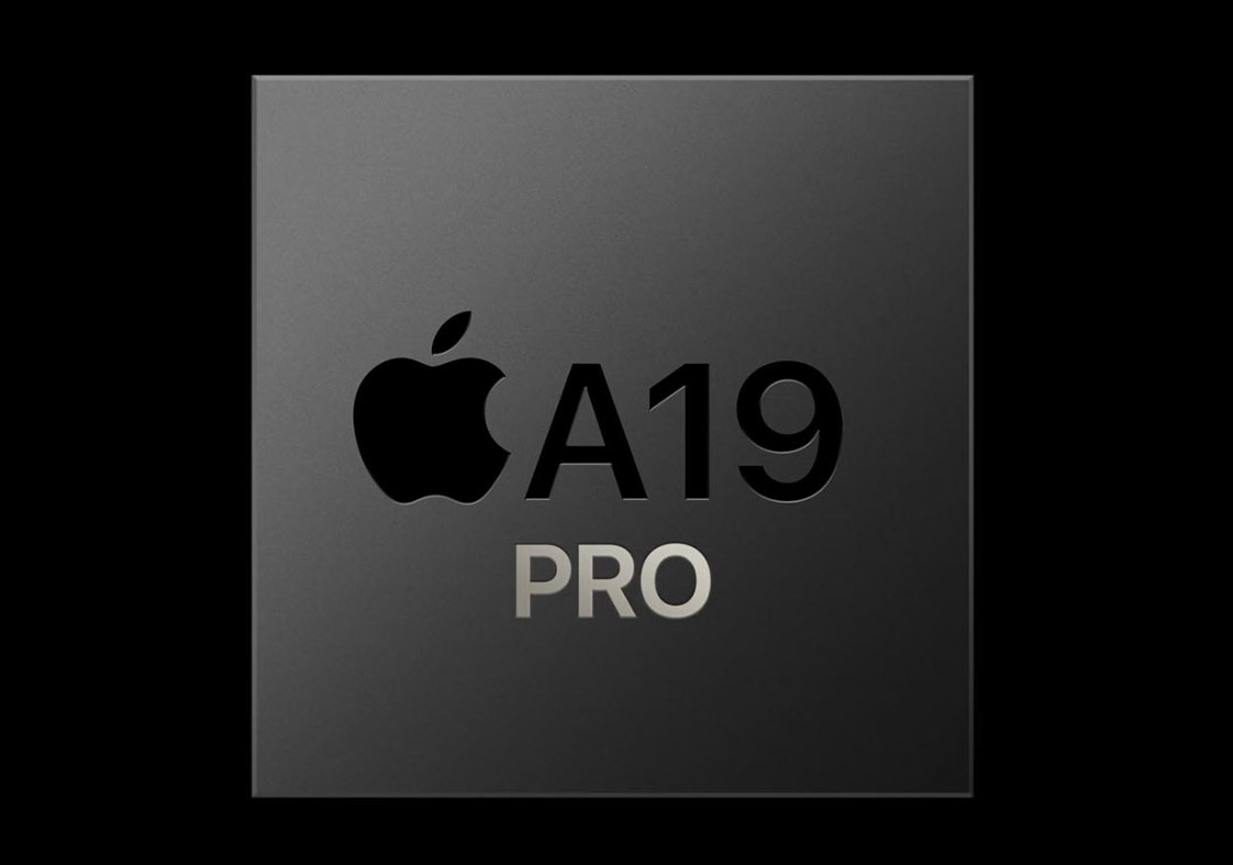 من iPhoneIslam.com، صورة لشريحة مربعة سوداء عليها شعار Apple ونص "A19 PRO" على الواجهة الأمامية، مما يشير إلى تطورات محتملة في هاتف آي-فون 17 القادم.