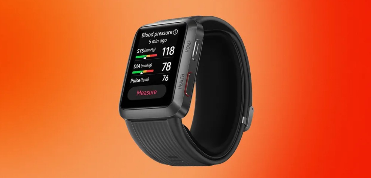 من iPhoneIslam.com، تعرض ساعة Apple Watch Series 11 السوداء قراءات ضغط الدم والنبض على شاشتها على خلفية برتقالية متدرجة اللون.