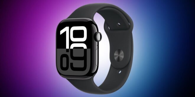 من iPhoneIslam.com، تظهر ساعة Apple Watch Series 11 المزوّدة بشاشة ساعة رقمية كبيرة على خلفية متدرجة باللونين الأرجواني والأزرق.