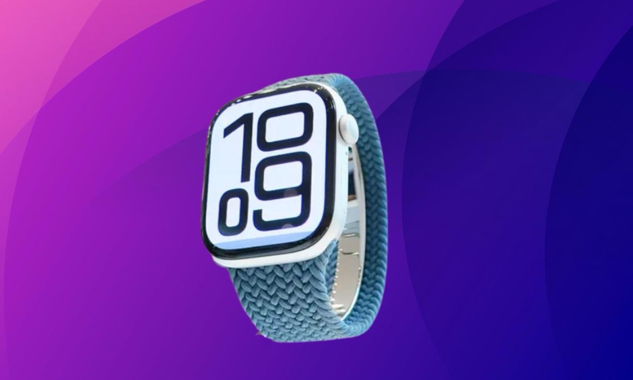 من iPhoneIslam.com، تعرض ساعة Apple Watch Series 11 المزودة بسوار أزرق منسوج الوقت "10:09" على شاشتها على خلفية متدرجة أرجوانية.