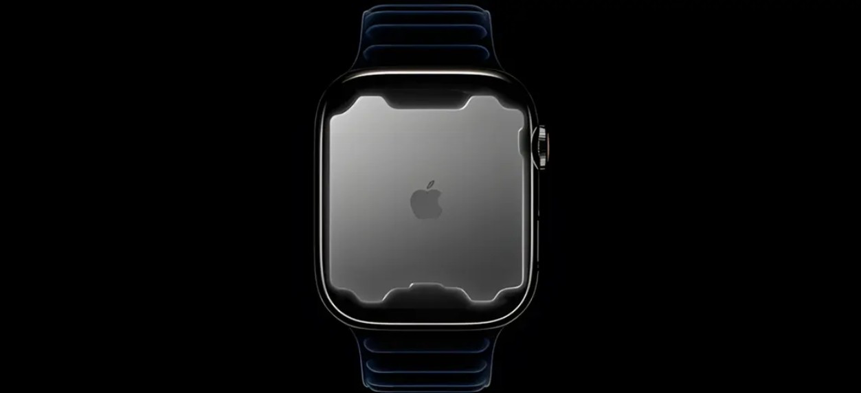 من iPhoneIslam.com، منظر عن قرب لساعة Apple Watch Series 11 مع إيقاف تشغيل الشاشة، يظهر فيها شعار Apple الباهت وسوار الساعة الداكن على خلفية سوداء.