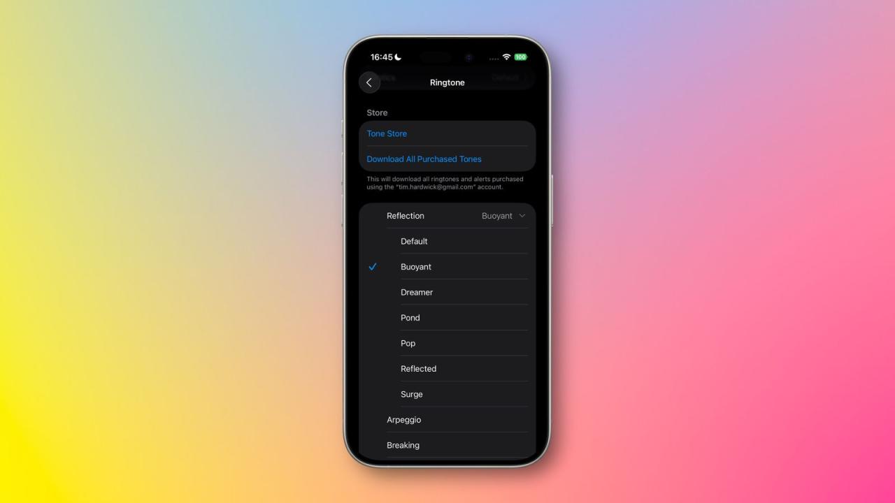 من موقع فون إسلام: يعرض جهاز iPhone شاشة اختيار نغمة الرنين مع تحديد "Buoyant"؛ وتشمل الخيارات الافتراضية والحالم والبركة والبوب وغيرها. تتماشى الخلفية المتدرجة بلون الباستيل مع أحدث نظام تشغيل iOS لتخصيص الصوت بعد تحديث iOS 26.