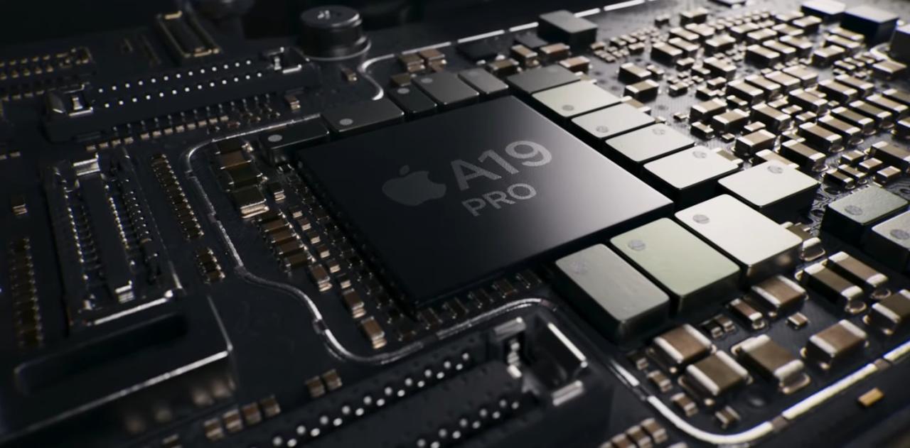 من موقع فون إسلام: لقطة مقربة للوحة دائرة كمبيوتر تحتوي على شريحة مركزية تحمل اسم "Apple A19 PRO"، تعرض التقنيات المتقدمة لهواتف البرو مثل آيفون برو 17 وميزاته المذهلة ضمن مكوناته الإلكترونية.