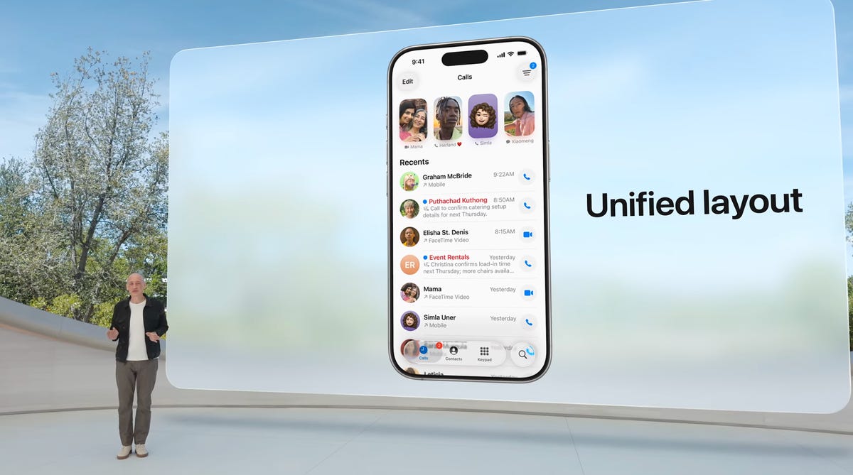 من موقع فون إسلام: يقف مقدم العرض بجانب شاشة كبيرة تعرض تطبيق الهاتف مع ميزة "التخطيط الموحد". تبرز شاشة تحديث iOS 26 التي تعرض صور جهات الاتصال والمكالمات الأخيرة في سجل المكالمات.