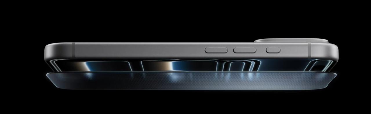 من موقع فون إسلام: منظر جانبي لهاتف ذكي حديث، على غرار هواتف برو برو آي برو 17، يظهر أزراره ووحدة الكاميرا البارزة قليلاً على خلفية سوداء.