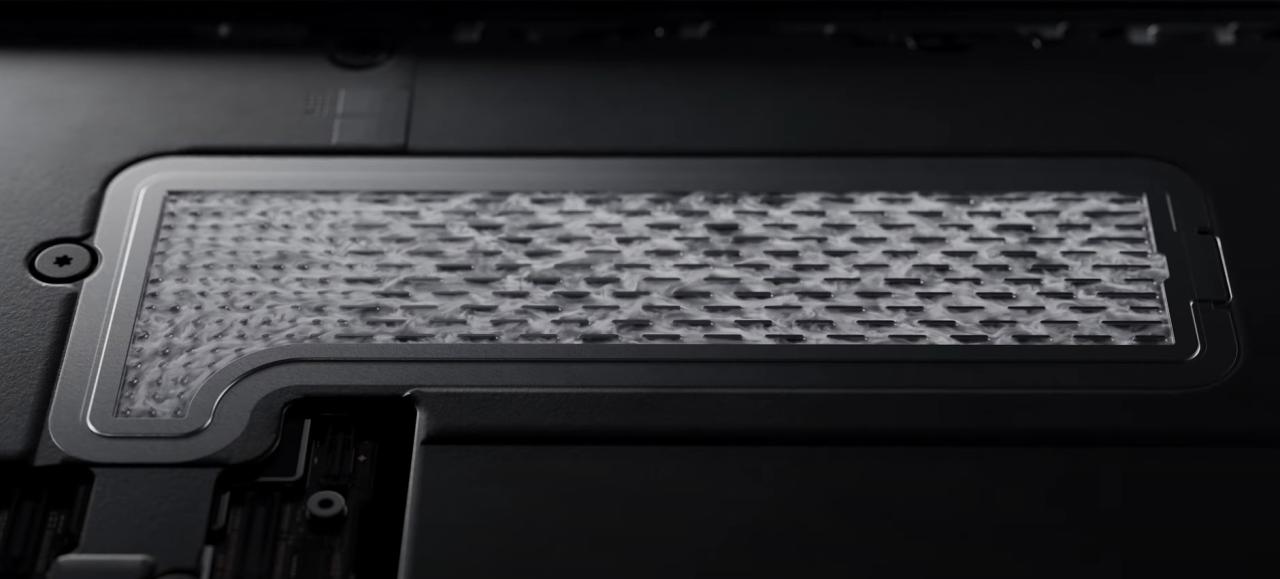 من موقع فون إسلام: منظر عن قرب لفتحة تهوية للكمبيوتر المحمول أو شبكة مكبر الصوت بنمط شبكي معدني محكم, ربما جزء من أحد المكونات الداخلية - على غرار الاهتمام بالتفاصيل الموجودة في هواتف البرو وميزات مذهلة مثل أيفون برو 17.